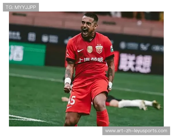 上海海港莱昂纳多边路突破创造威胁：从场上技艺到生活灵感