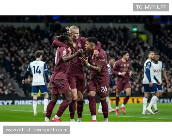 曼城靠边路压制，多库传中被哈兰德摆脱防守补射入网